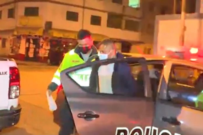 Dentro de taxi pasajero borracho desata balacera