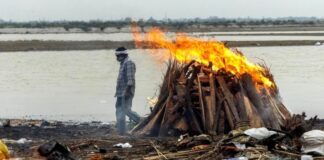 Decenas de cadáveres más aparecen en el río Ganges