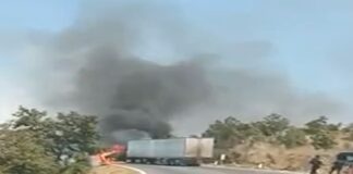 Incendian dos camiones de carga para realizar “pase” de droga en México