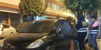 Cuando conducía su auto lo hieren de balazo