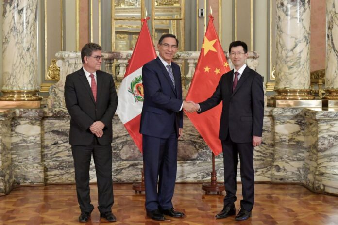 Martín Vizcarra con el embajador chino en el Perú, Liang Yu Martín Vizcarra con el embajador chino en el Perú, Liang Yu