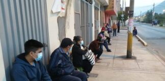Adultos mayores realizaron colas pese a anuncio de reprogramación