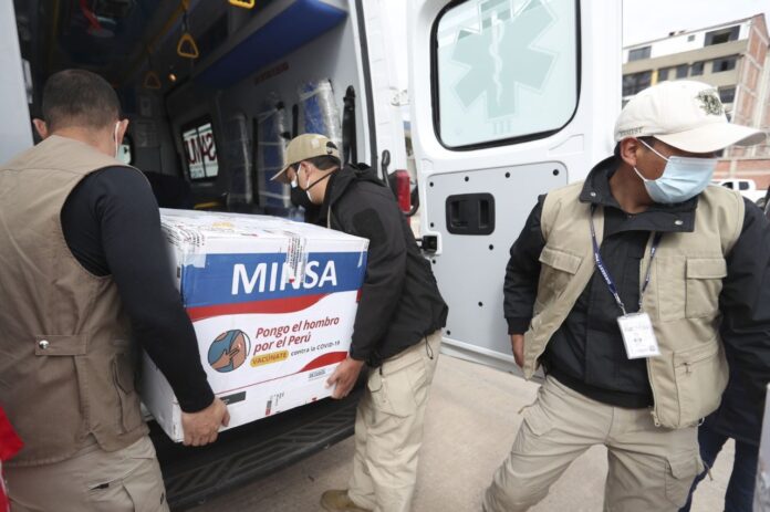 Completan entrega de primer lote de vacunas para abuelitos en todo el Perú