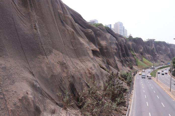 Geomallas en la Costa Verde