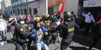 En plaza de Arequipa intervienen a cinco manifestantes por causar alborotos