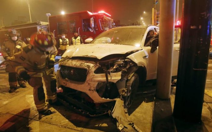 Mujer acompañada de su amiga estrella camioneta contra clínica dental