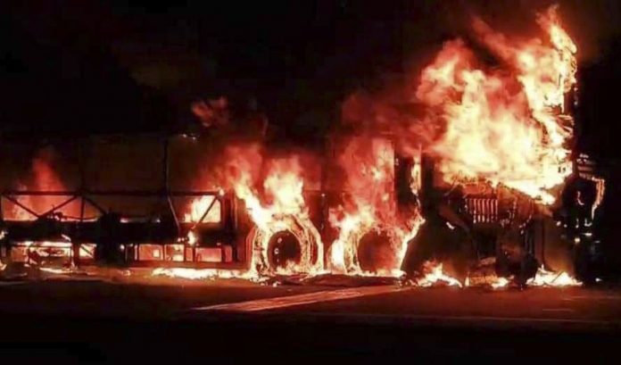 Bus arde en llamas y se salvan 51 pasajeros