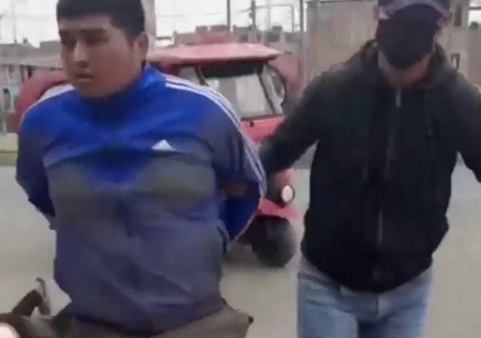Ladrón pidió a policía que le guarde su celular Ladrón pidió a policía que le guarde su celular