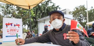 Emolienteros y lustracalzados firmaron libro del Bicentenario