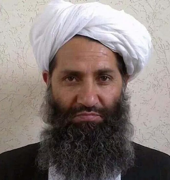 Líder supremo de los talibanes salió de su escondite para formar gobierno