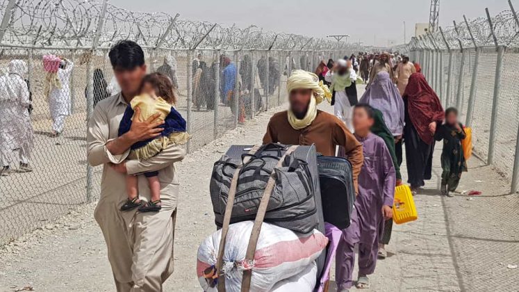 Miles de personas intentan escapar de los talibanes