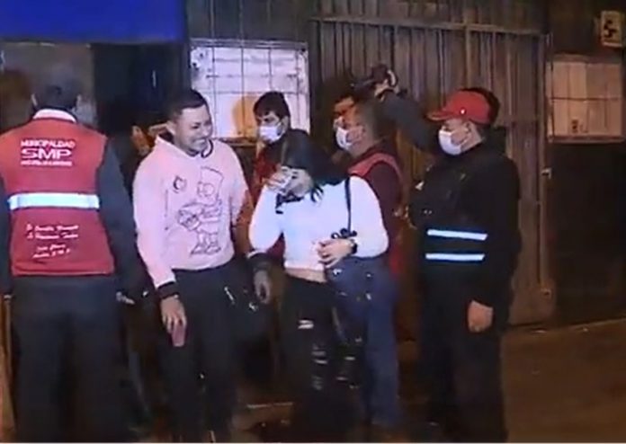 Sin mascarillas 100 personas se divertían en local covid