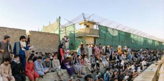 El ejército estadounidense confirmó el jueves que se produjo una gran explosión fuera del aeropuerto de Kabul