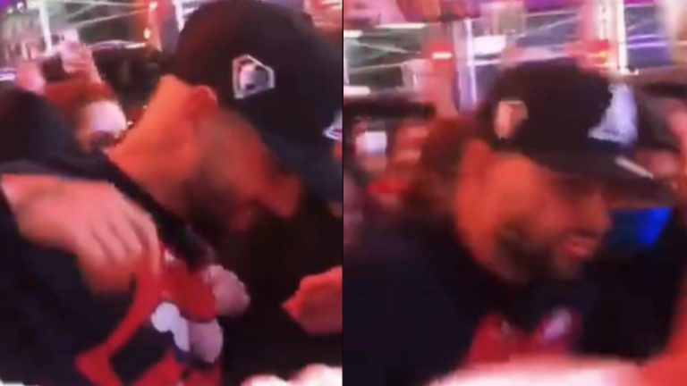 Maluma, el cantante colombiano, se volvió viral tras ser captado en video alejando a un fanático de forma violenta.