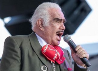 Vicente Fernández continúa en terapia intensiva y respirando por traqueostomía Vicente Fernández, famoso cantante de música ranchera, se encuentra internado en el hospital Country 2000 de Guadalajara