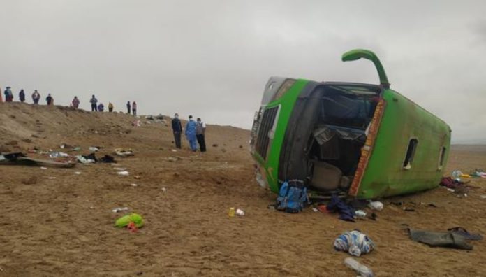 Mueren dos personas tras despistarse bus en Tacna