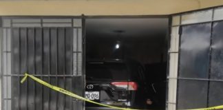 Hallan muerta en camioneta a mujer negociante de ropa