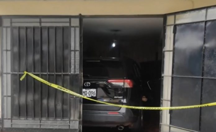 Hallan muerta en camioneta a mujer negociante de ropa