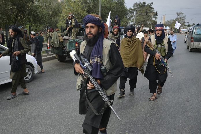 Talibanes matan a ocho supuestos miembros del Estado Islámico