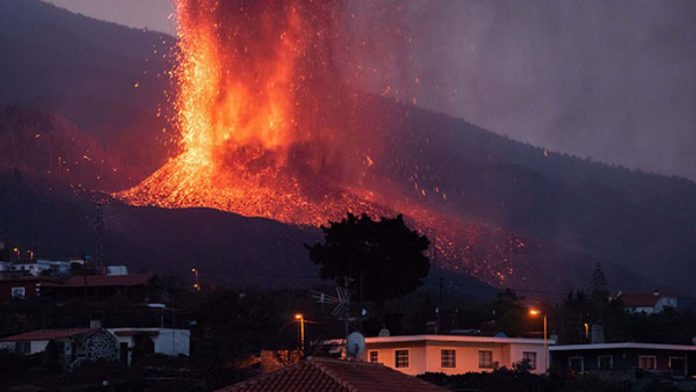 Volcán de la isla de La Palma vuelve a emitir lava y cenizas