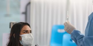 Colegio Médico pide vacunar a los mayores de 25 años