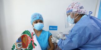 Médicos piden aplicación de tercera dosis contra el coronavirus Vacunación personal de salud