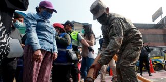 Ejército distribuye agua a población afectada por aniego en SJL