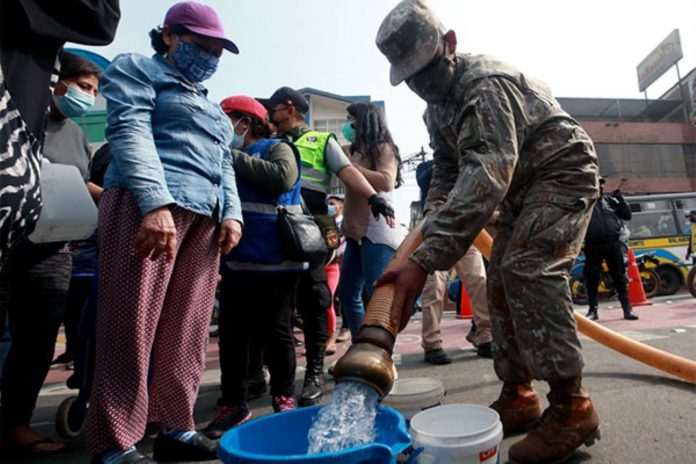 Ejército distribuye agua a población afectada por aniego en SJL