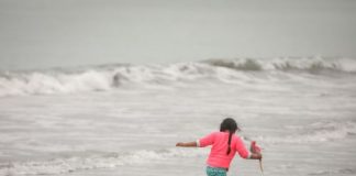 Bañistas acuden a playas tras levantamiento de restricciones