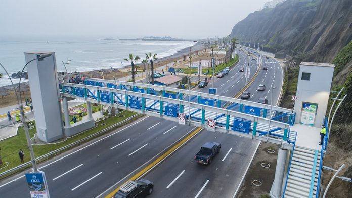 Puente peatonal inclusivo con ascensores en Miraflores