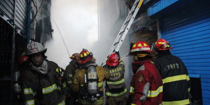 Incendio consumió depósito de plásticos en Lurigancho-Chosica
