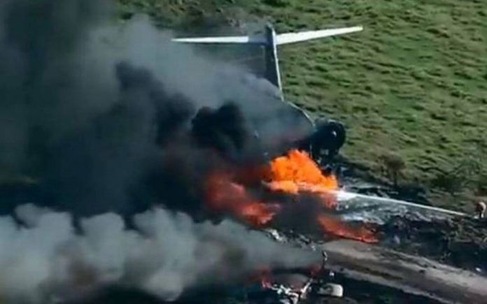 Avión se estrella con 21 personas a bordo y todas sobreviven