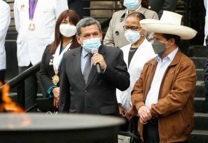 Titular del Minsa resalta trabajo del personal de salud