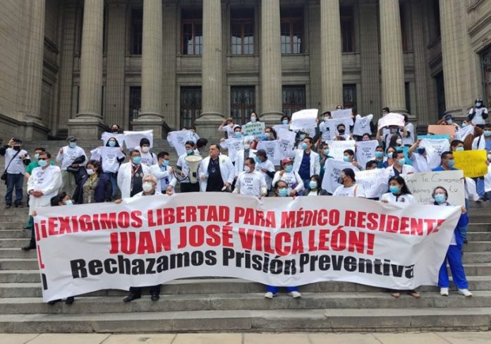 Médicos del hospital Rebagliati exigen libertad de Juan José Vilca León