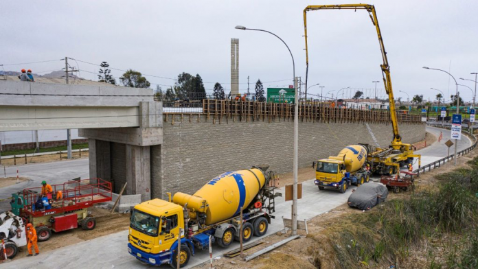 Nuevo paso a desnivel en la antigua Panamericana Sur a un 75%