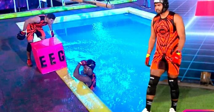 El ‘chocolatito’ Alejandro Pino inquietó a los conductores del programa y a sus colegas al impactar su rostro contra un cubo de madera.