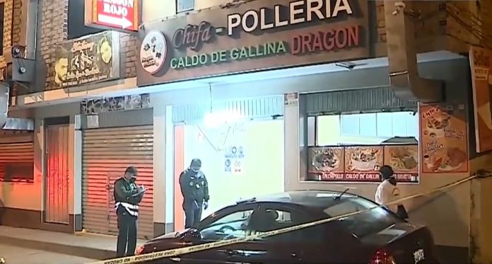 Tras asalto en pollería balean a policía en retiro y esposa