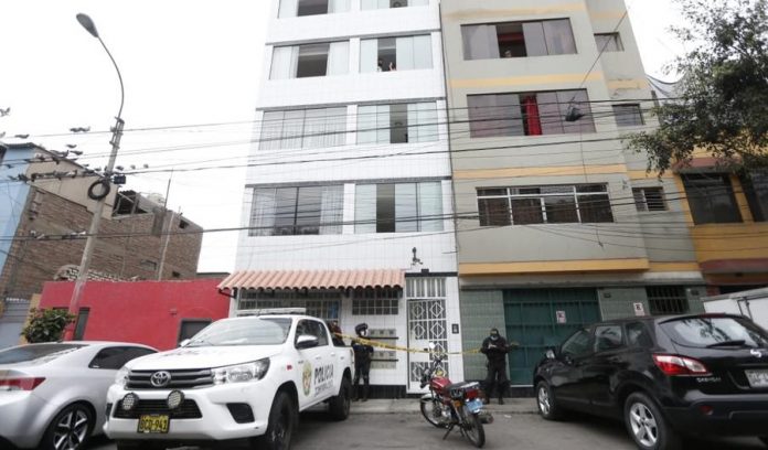 Dos hombres fueron hallados muertos en su departamento de Lince