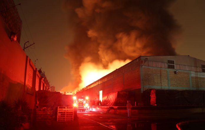 Feroz incendio arrasó con una fábrica en Ventanilla