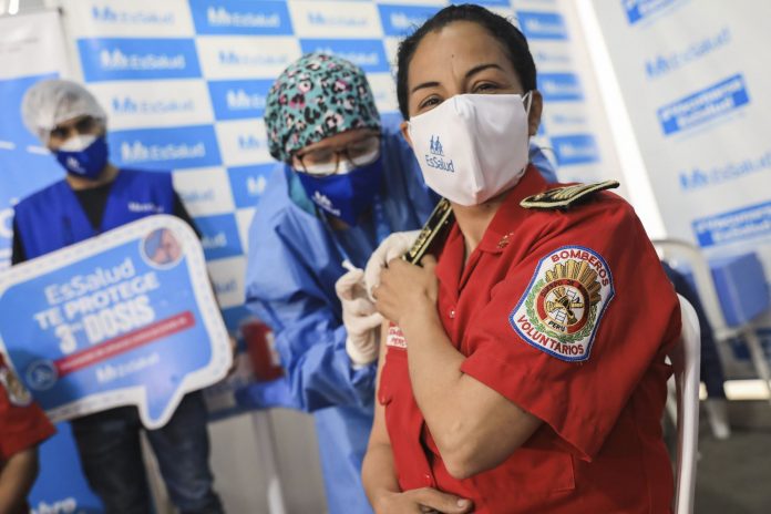 Aplicaron tercera dosis de refuerzo a bomberos