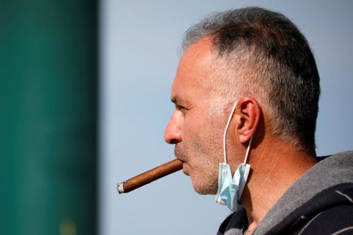 Hombre fumando