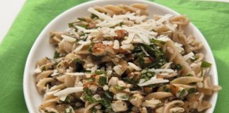 Pasta integral con nueces y hierbas