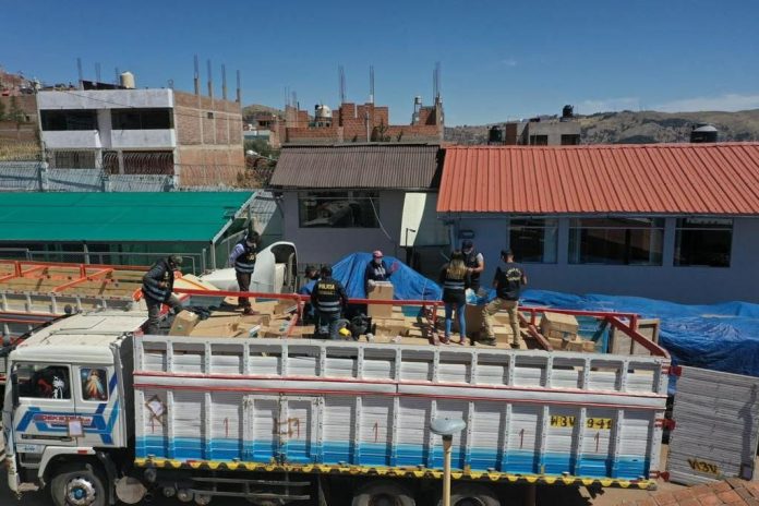 Puno: abandonan camión con más de un millón de soles de contrabando