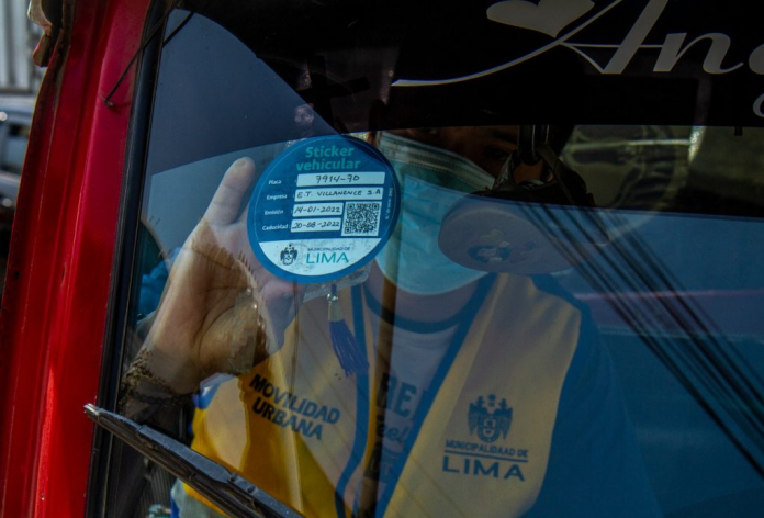 MML coloca stickers con código QR a mototaxis formales