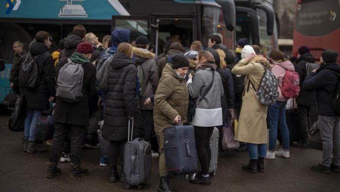 ucranianos escapan a países vecinos