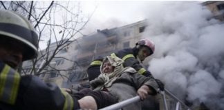 Las fuerzas rusas bombardean un complejo residencial en Kiev