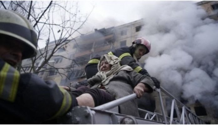 Las fuerzas rusas bombardean un complejo residencial en Kiev Las fuerzas rusas bombardean un complejo residencial en Kiev