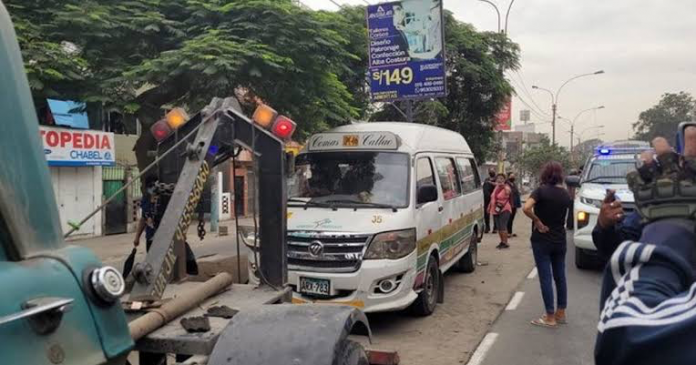 Combi atropella a varios peatones en paradero de Comas