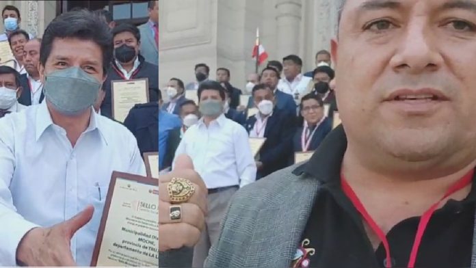 Alcalde de Moche chotea feo a Castillo y le devuelve placa de reconocimiento