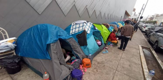 Padres de familia en exteriores de hospital del Niño